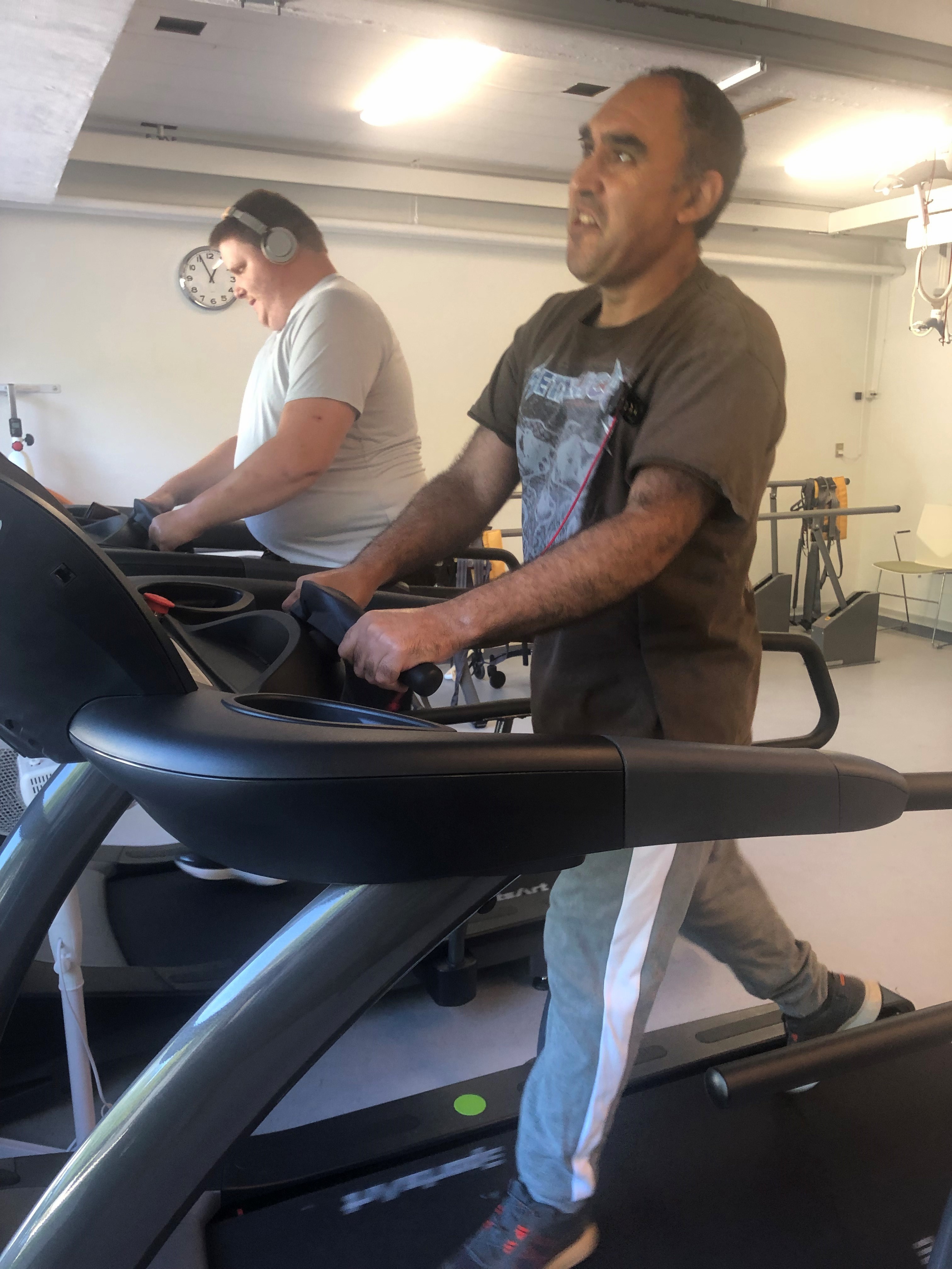 Yakup og Nicholas på løbebånd.