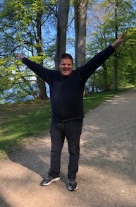 Nicholas med hænderne over hovedet i ren sejrsglæde. 