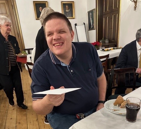 Storsmilende Nicholas til legatoverrækkelse i Selskabet Kjæden. 