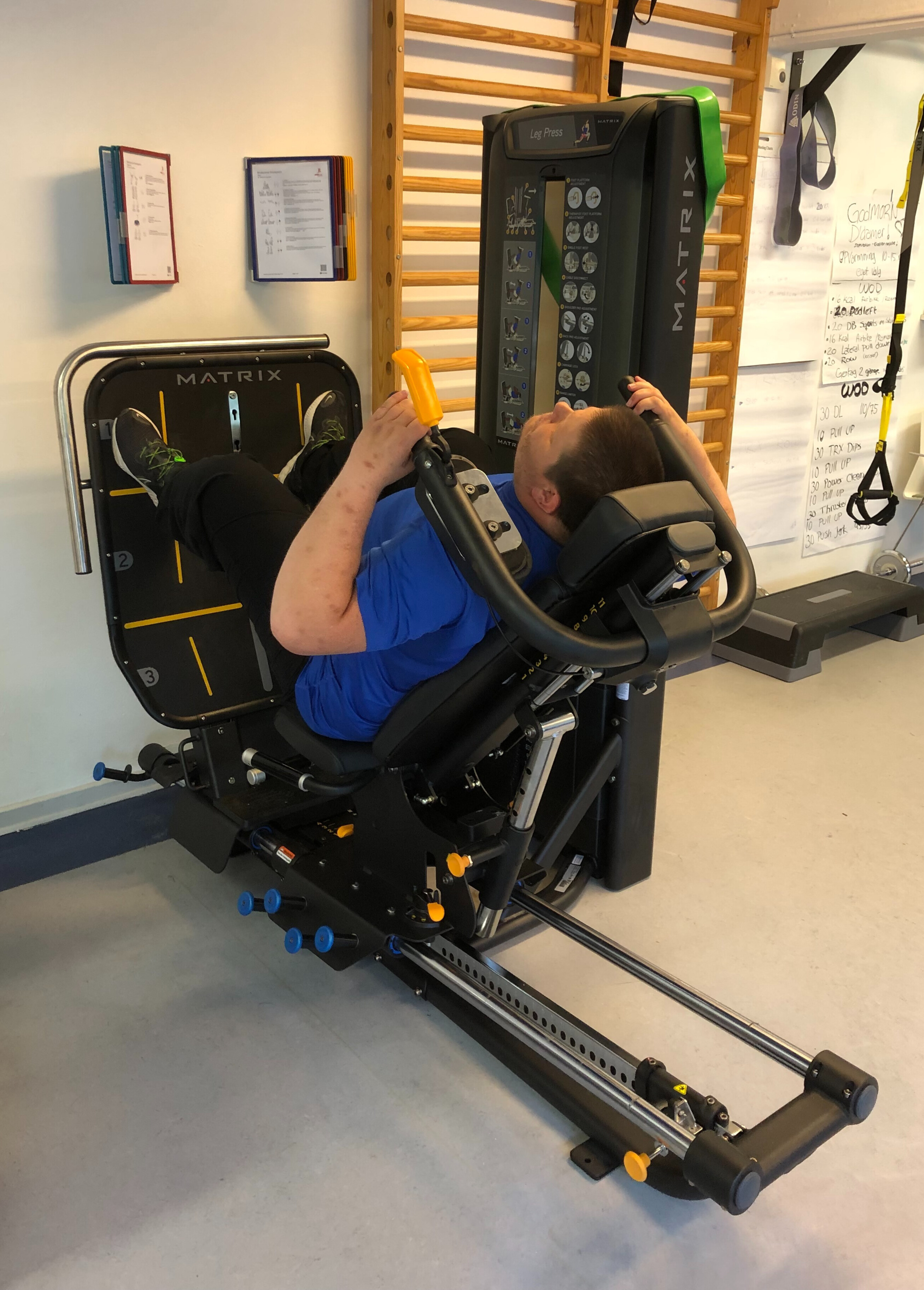 Nicholas prøver kræfter med benpresmaskinen, som også står i motionsrummet. 