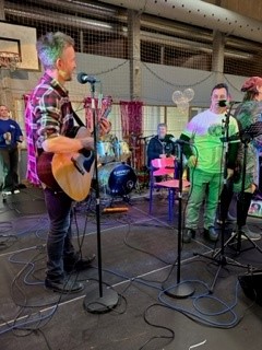 Mens stemmerne blev talt op var der open mic