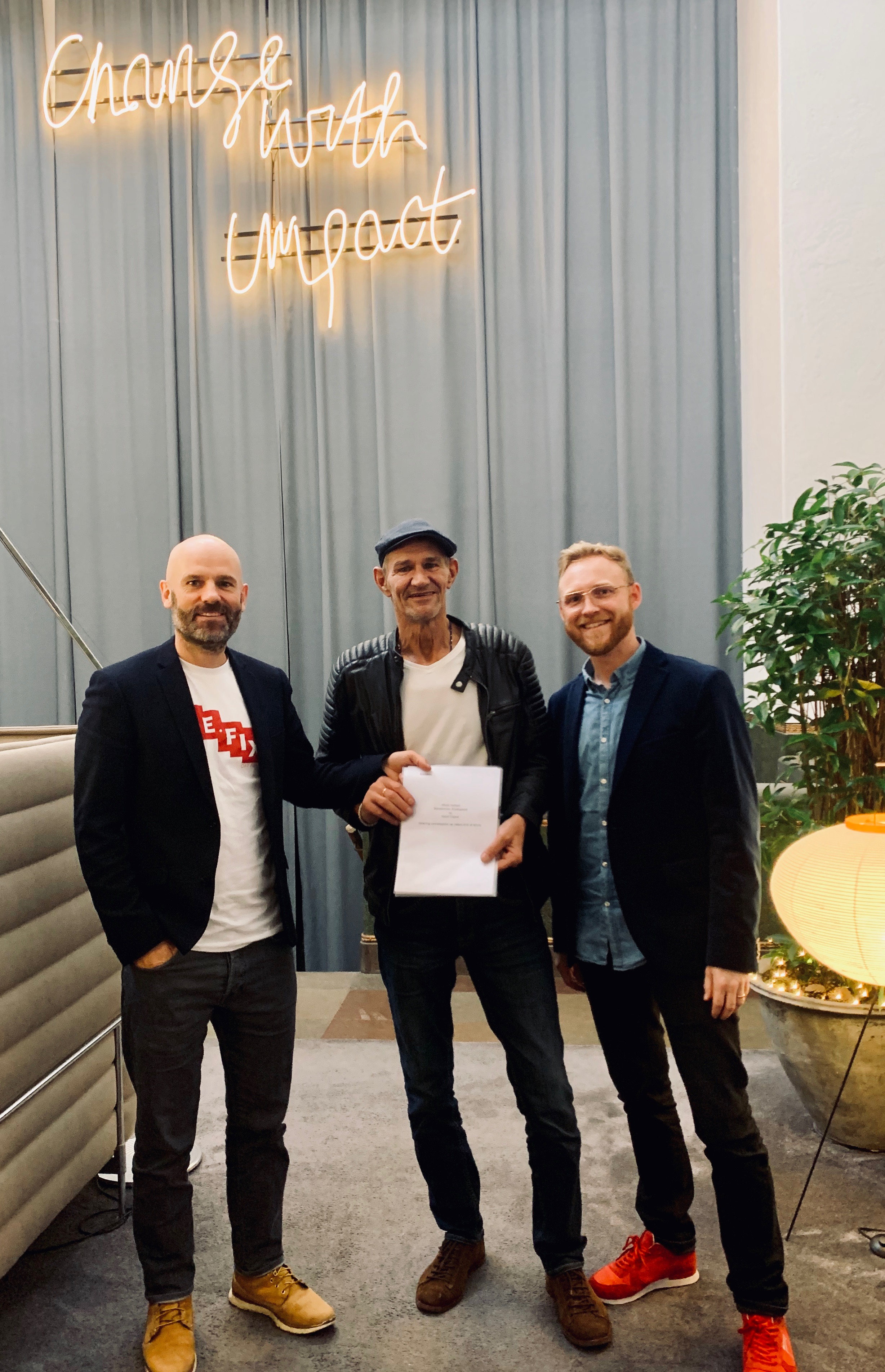 På fotoet ses Bredegaards forstander Frank Hedegaard (som holder kontrakten for overdragelsen af Blinfo), digital designer Anders Justian og Kasper Nizam.