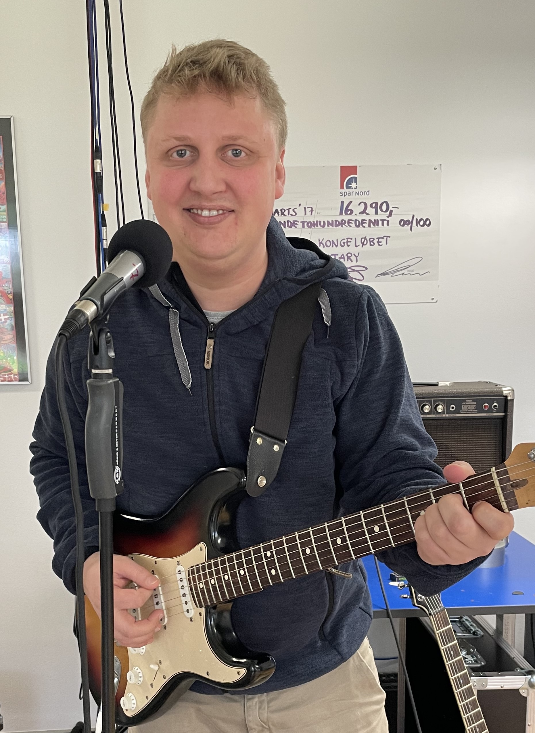 Pelle på guitar