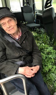 Preben blandt blomster og planter.