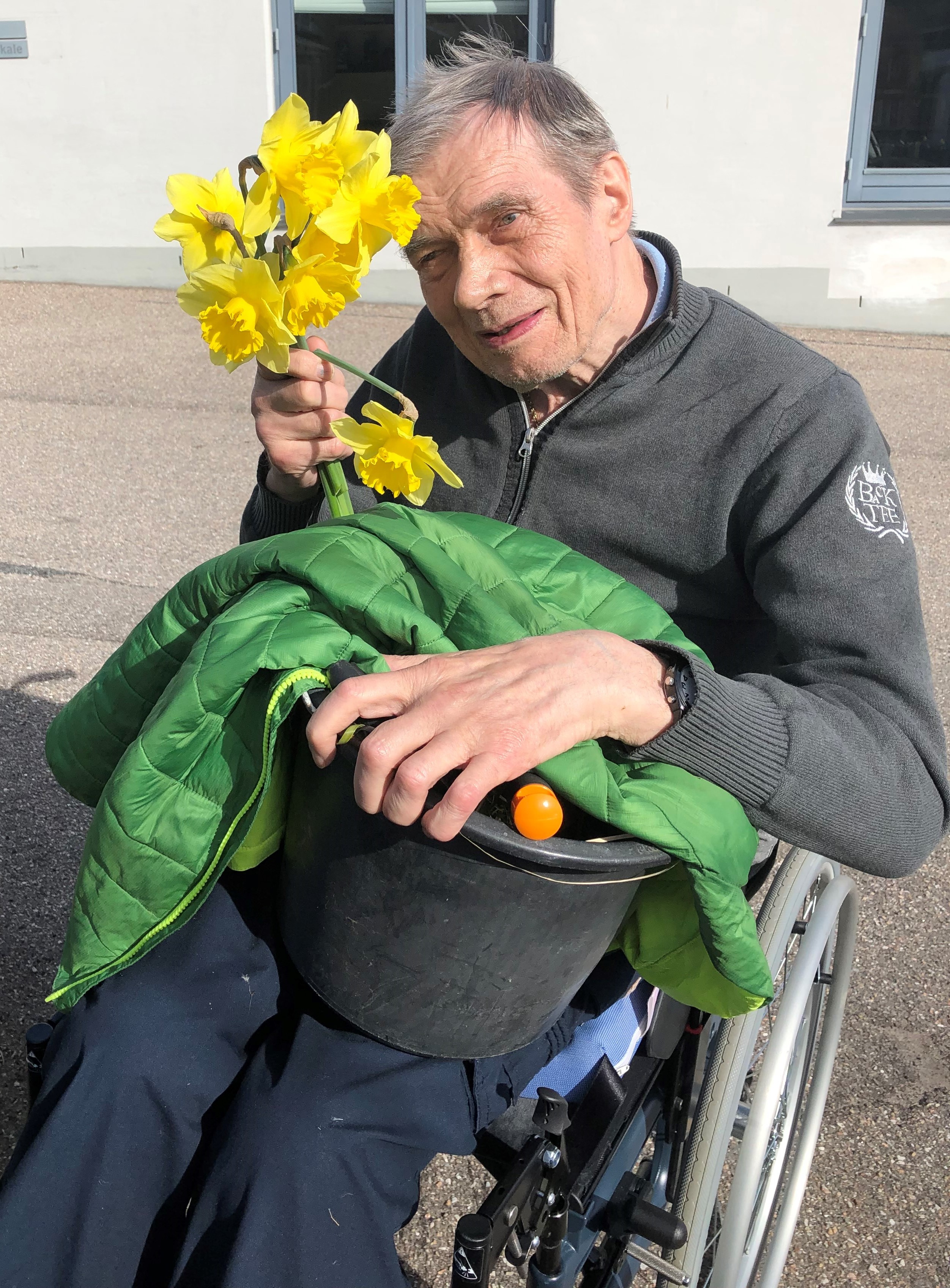 Preben med påskeliljer i hånden