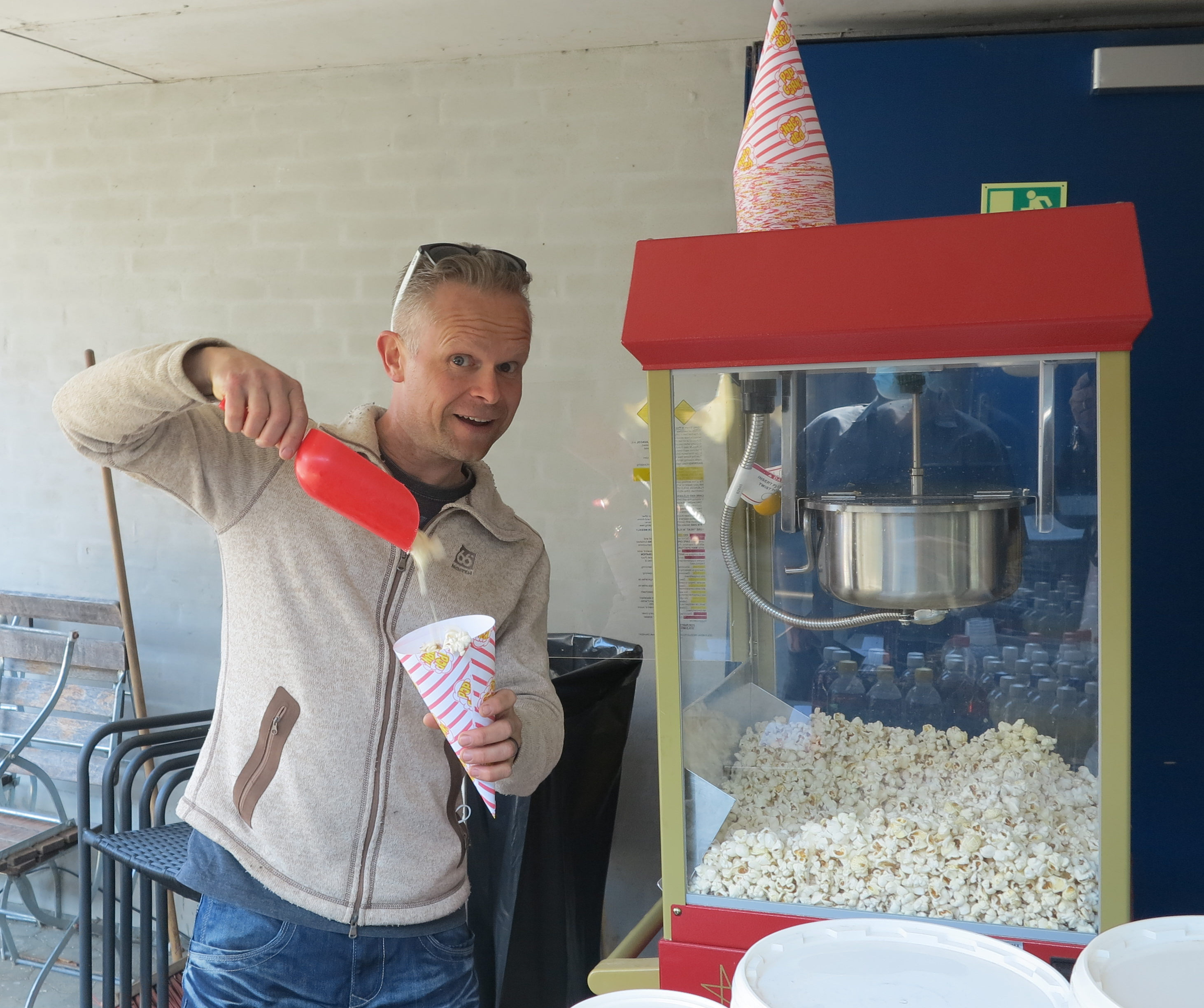 Simon sørger for popcorn til alle.