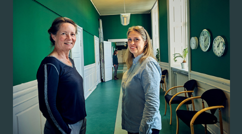 Modelfoto fra jobopslag af to medarbejdere fra Den Sociale Virksomhed.