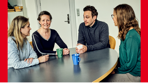 Modelfoto fra jobopslag af to medarbejdere fra Den Sociale Virksomhed.