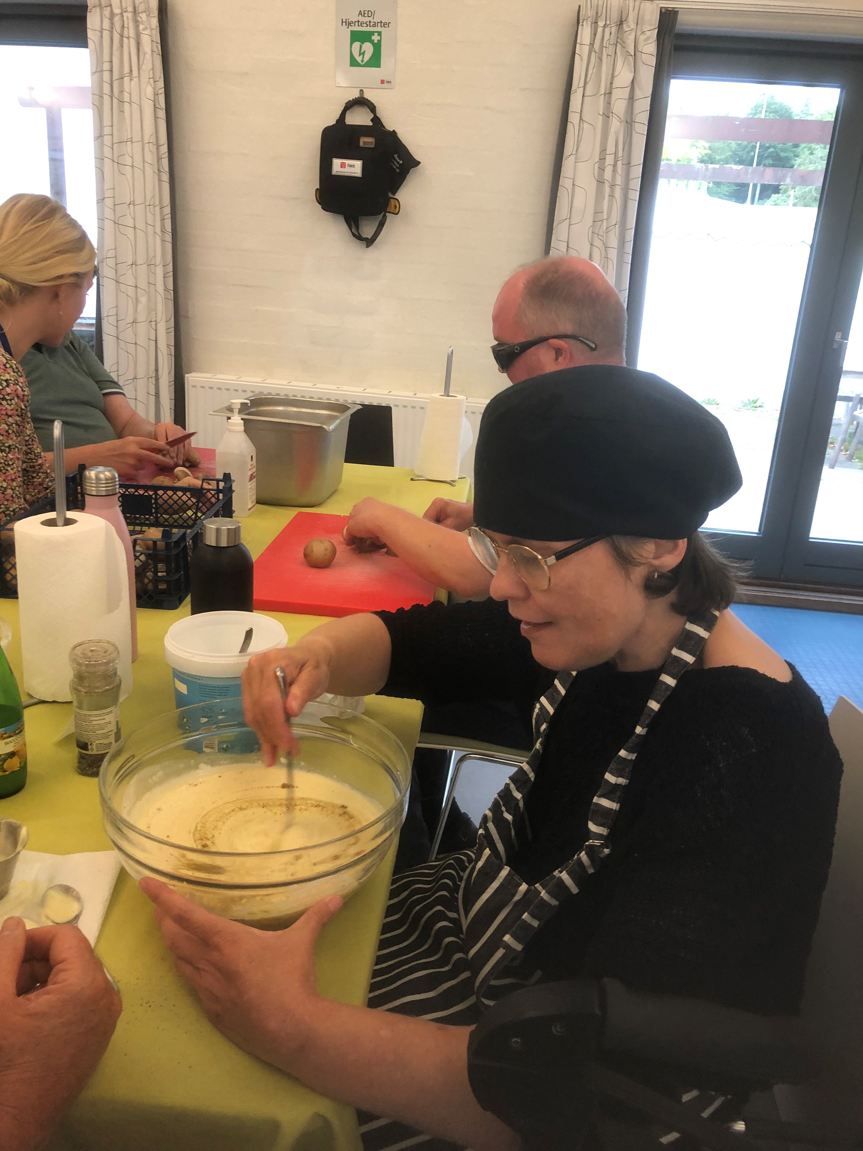 Spiseaften i dagtilbuddet. Berit laver dressing.