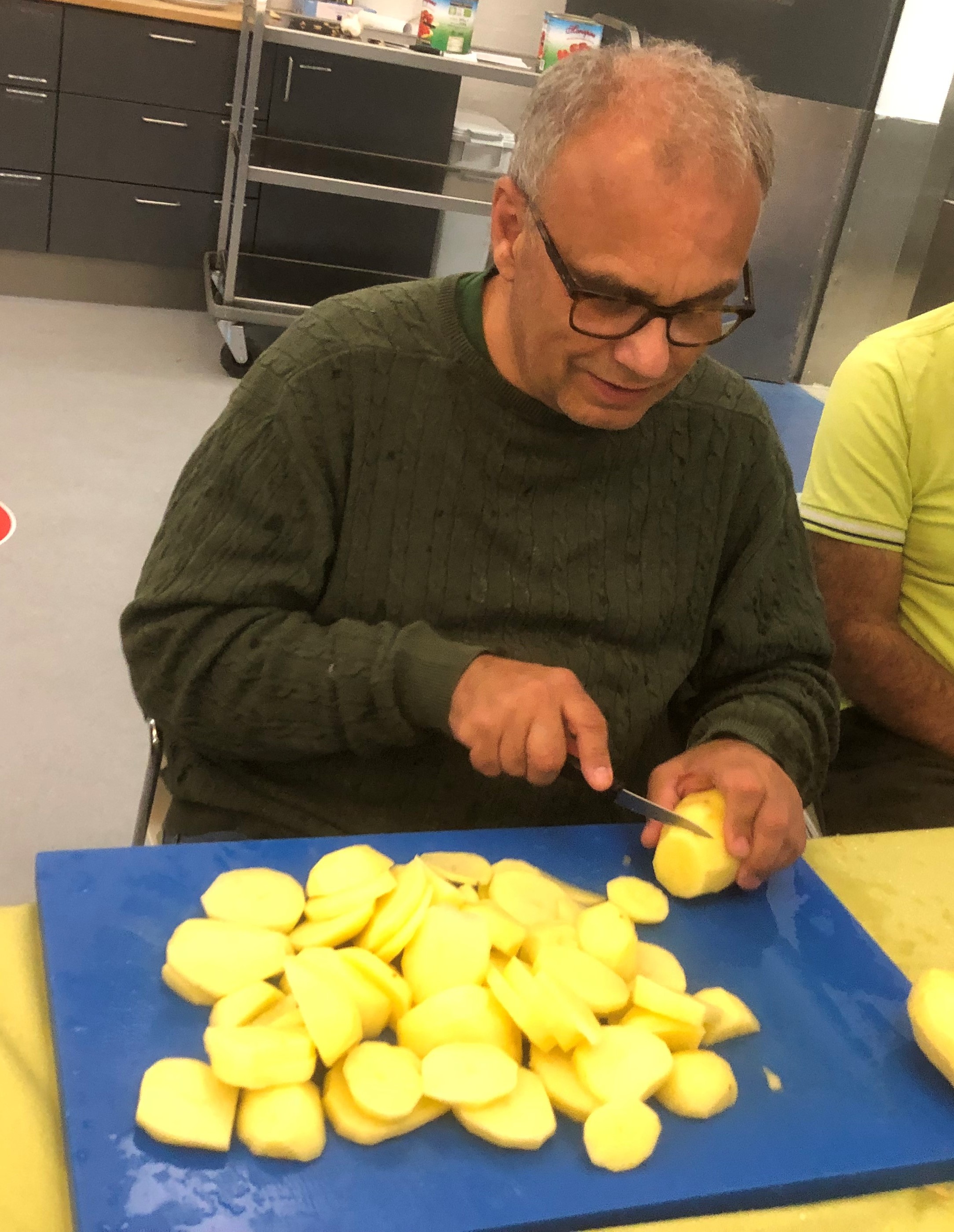 Spiseaften i dagtilbuddet. Erik skærer kartofler.
