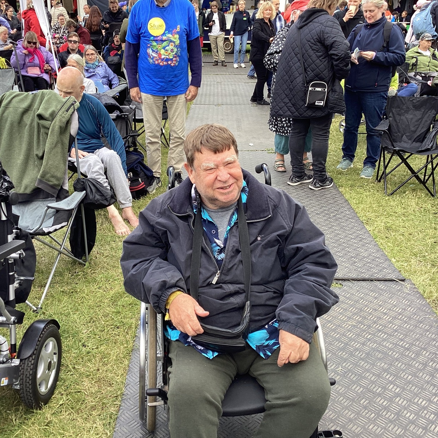 Storsmilende Jesper på festivalpladsen. 