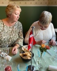 Susanne og Ulla ved middagen.