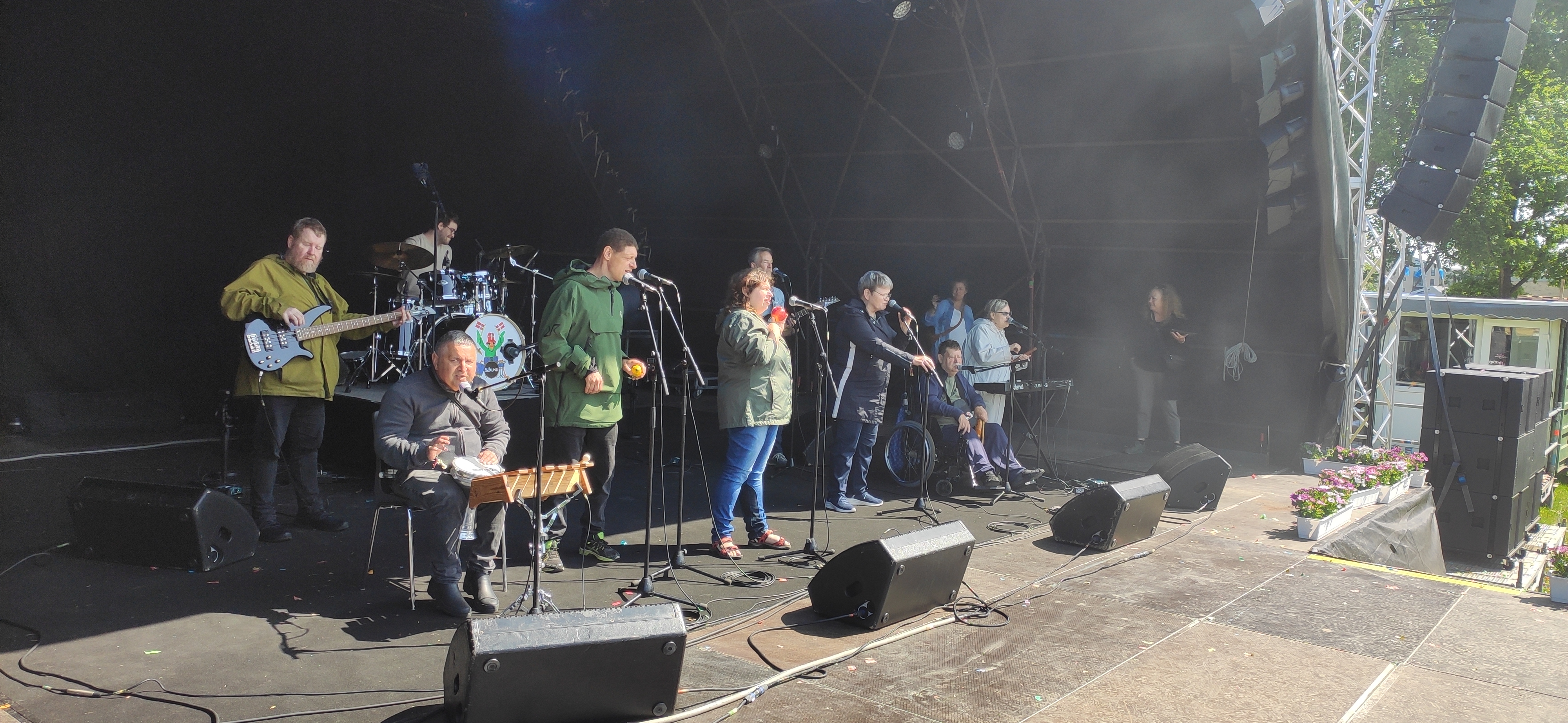 De Spillende Muldvarperne på scenen på Sølund Musik-Festival.