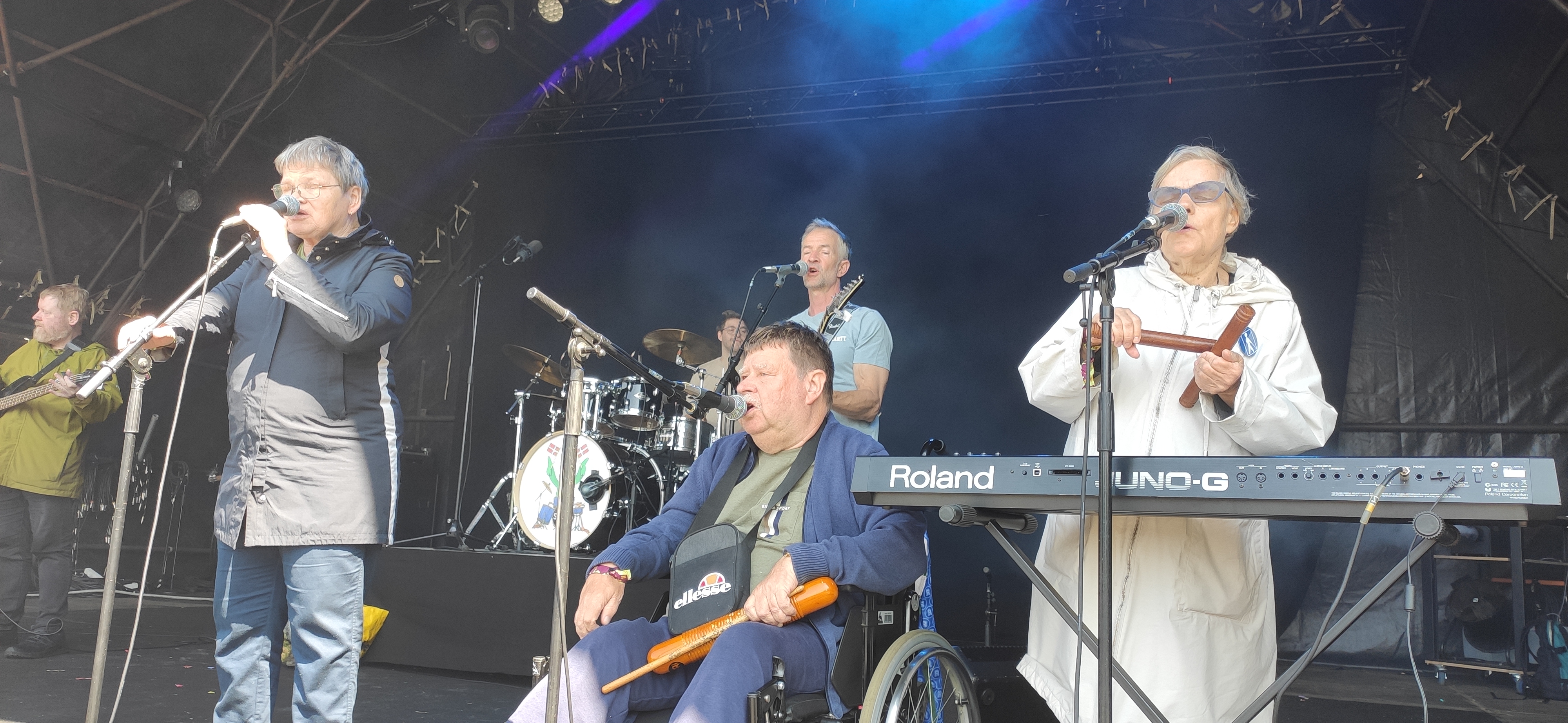 Ulla, Jesper og Tania i front på scenen.