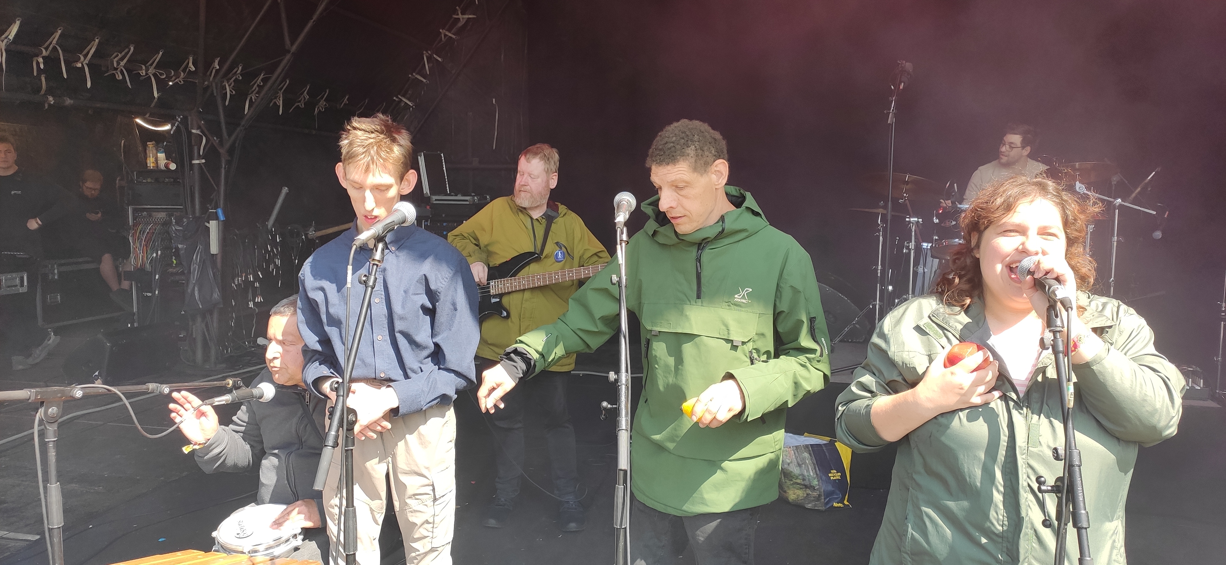 Joakim i baggrunden på bas, Stefan på trommer, Sabro på bongotromme og Mateusz, Jesper og Sabrina i front på vokal. 