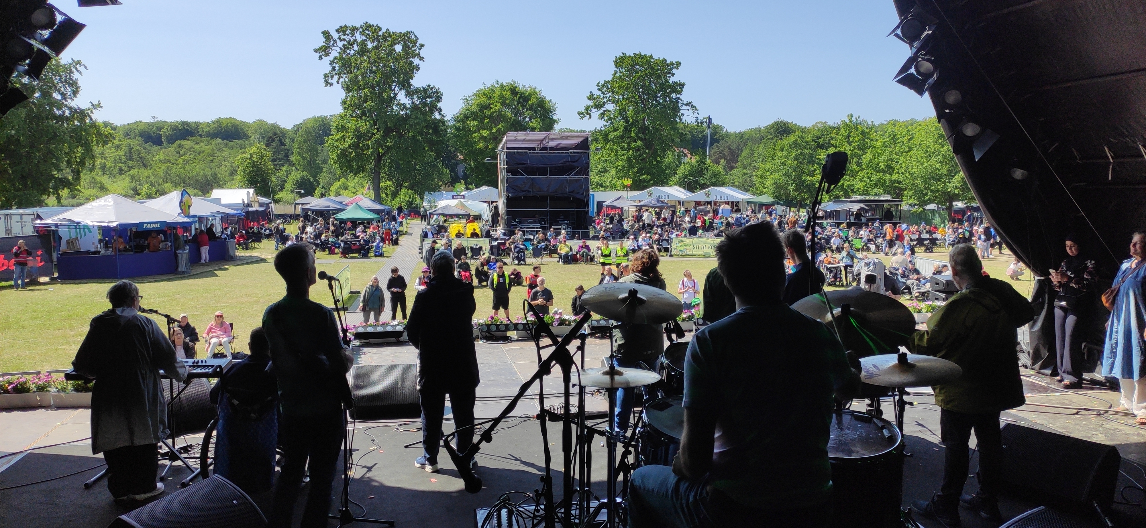View bagerst fra scenen og udover festivalpladsen. 