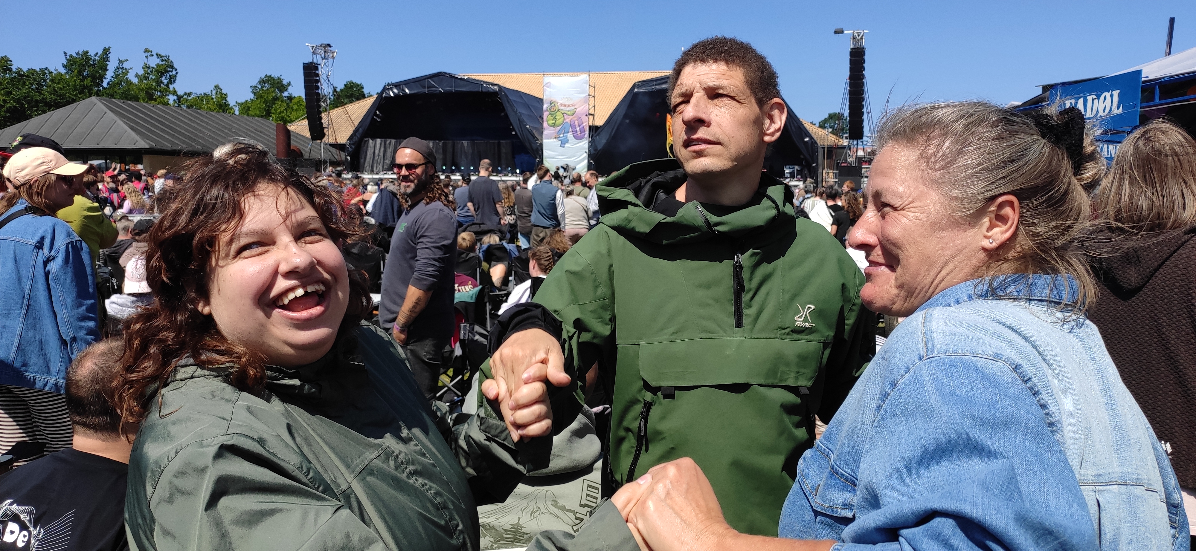 sabrina, Jesper og ledsager får sig en svingom på festivalpladsen. 