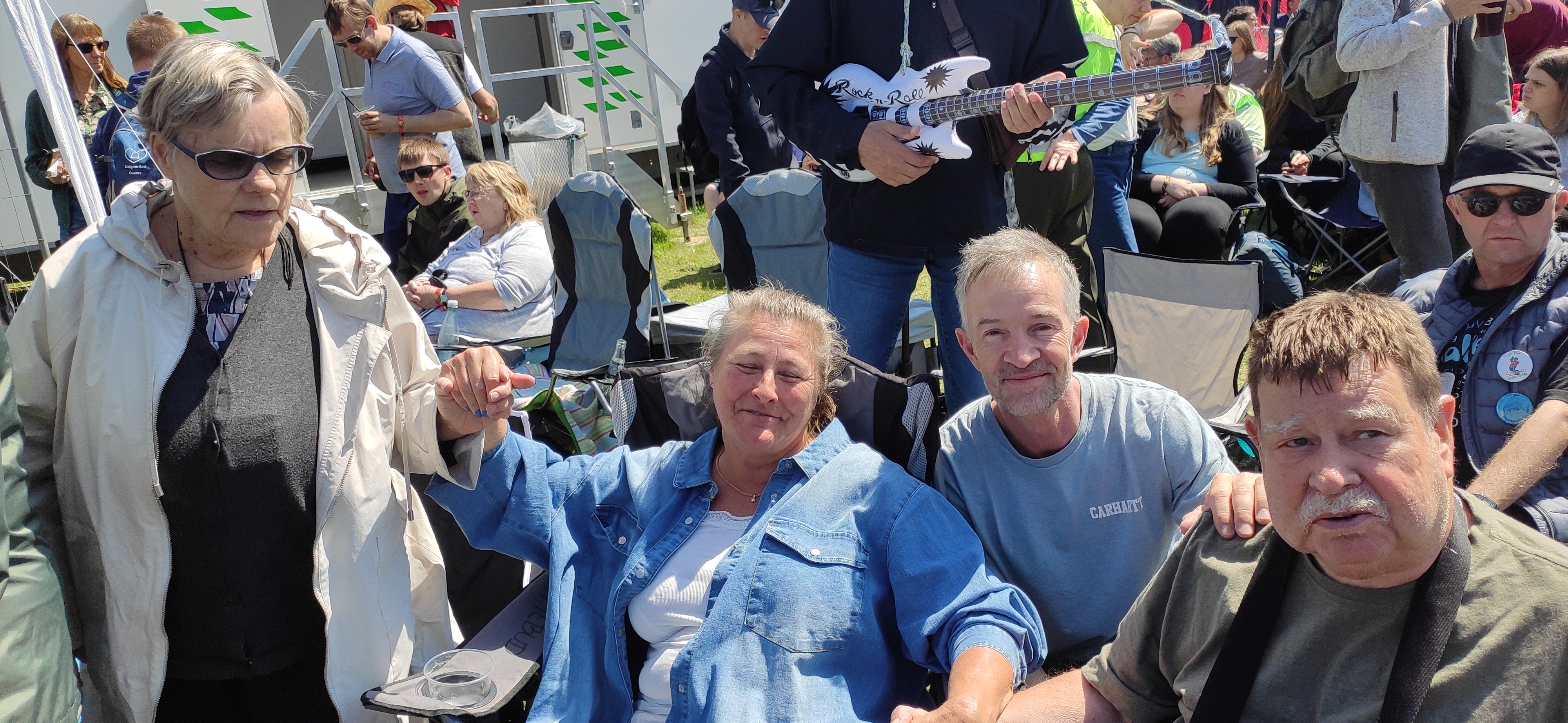 Tania, ledsager, Lars og Jesper Lyng hygger sig på festivalpladsen. 