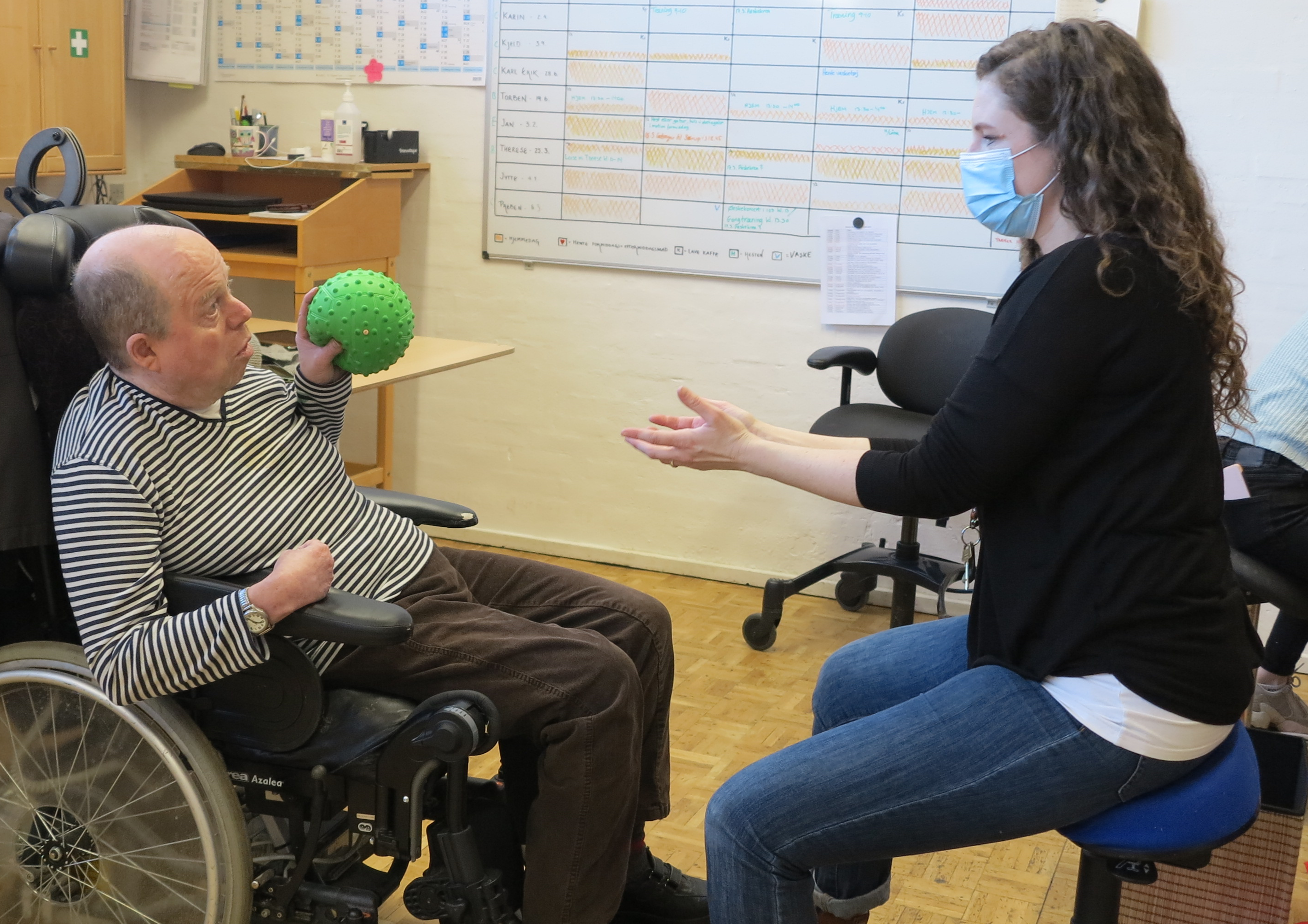 Søren og Maya kaster med bold