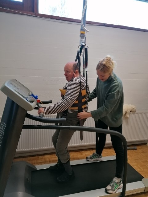 Søren prøver den nye lift ved løbebåndet.