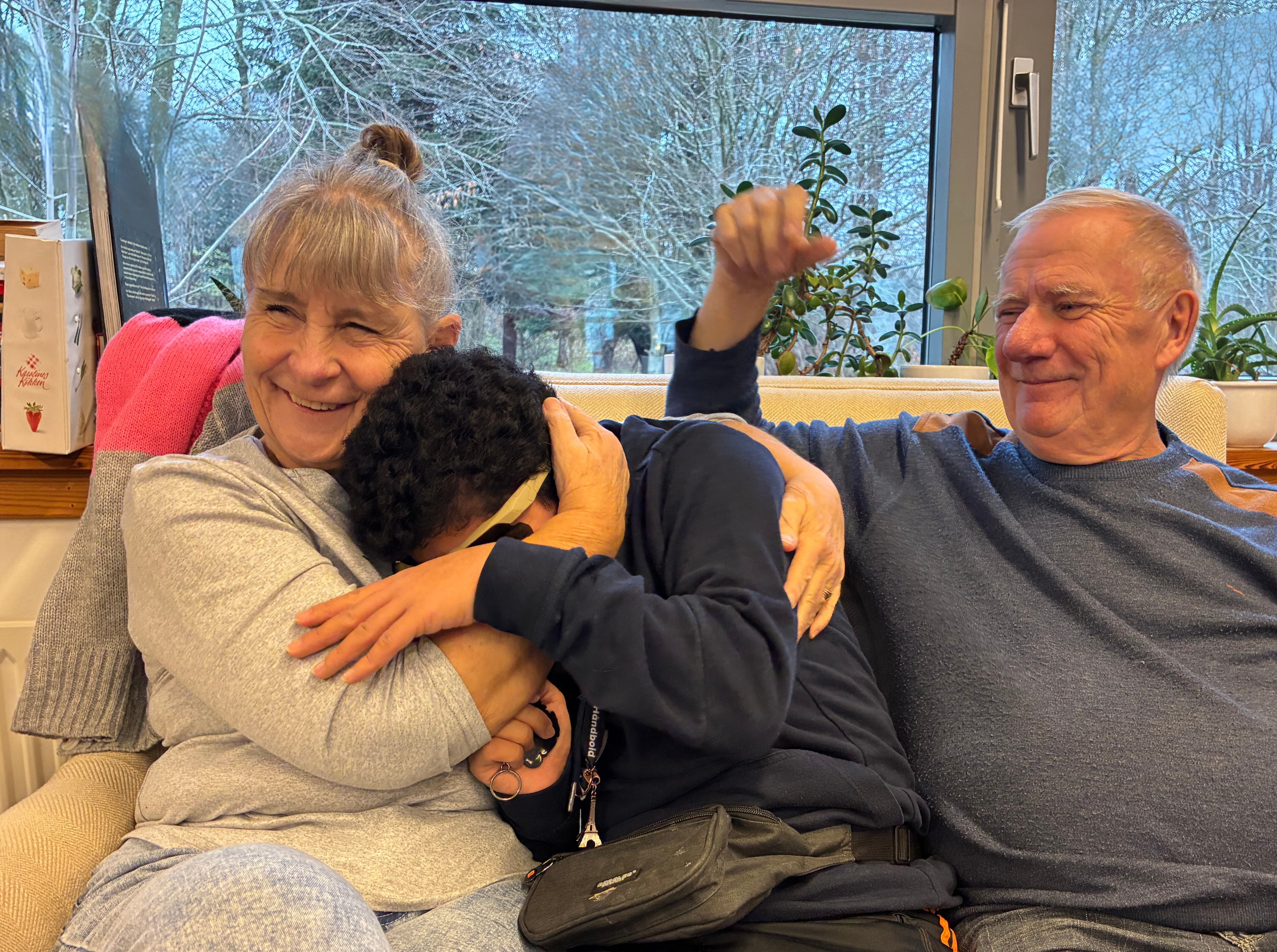Thomas sammen med Connie og Jens. Connie giver Thomas en krammer. 