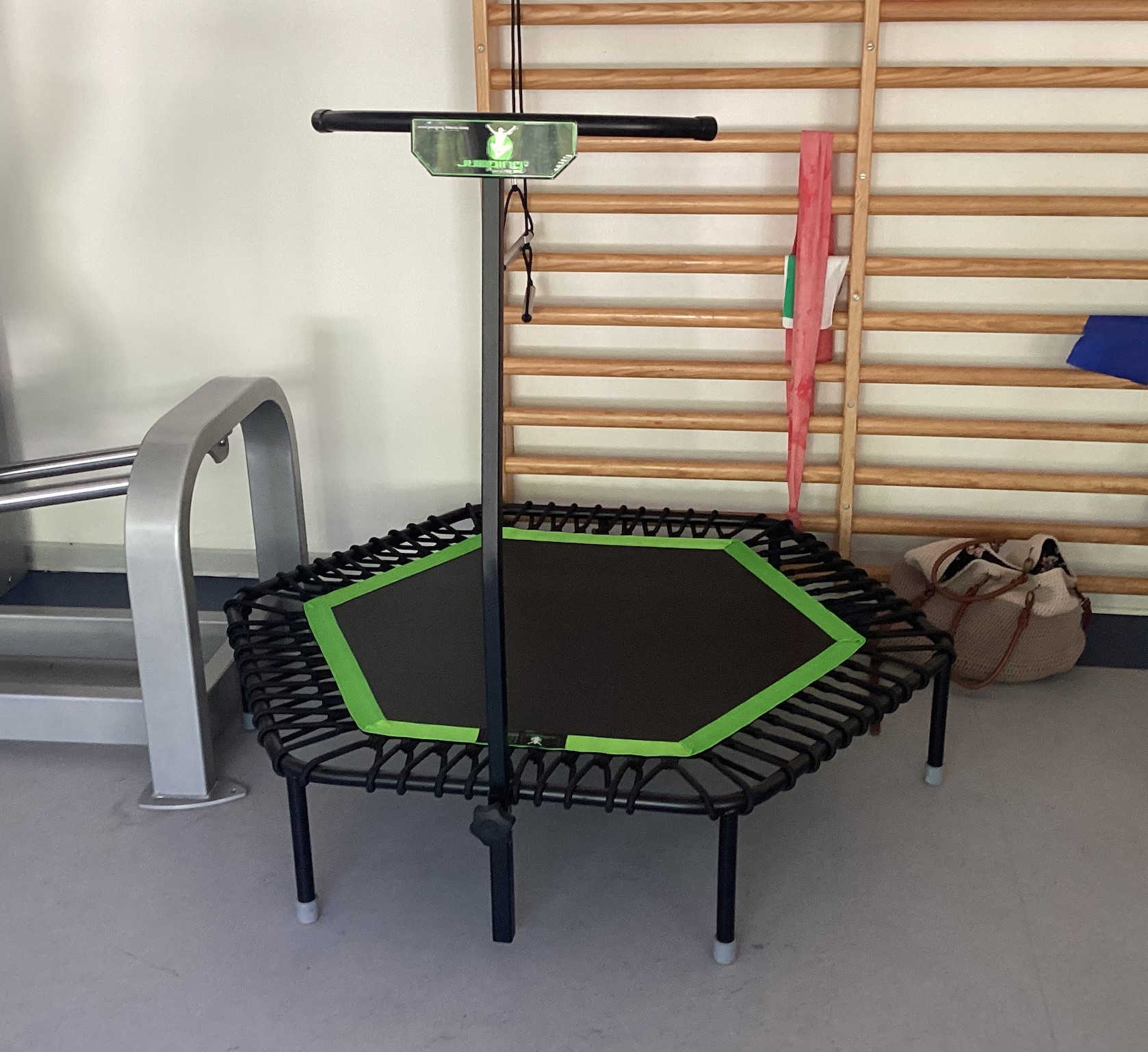 Trampolinerne er flyttet ind i motionsrummet på Bredegaard. Trampolinerne kan også tages med udenfor, når vejret tillader det. 