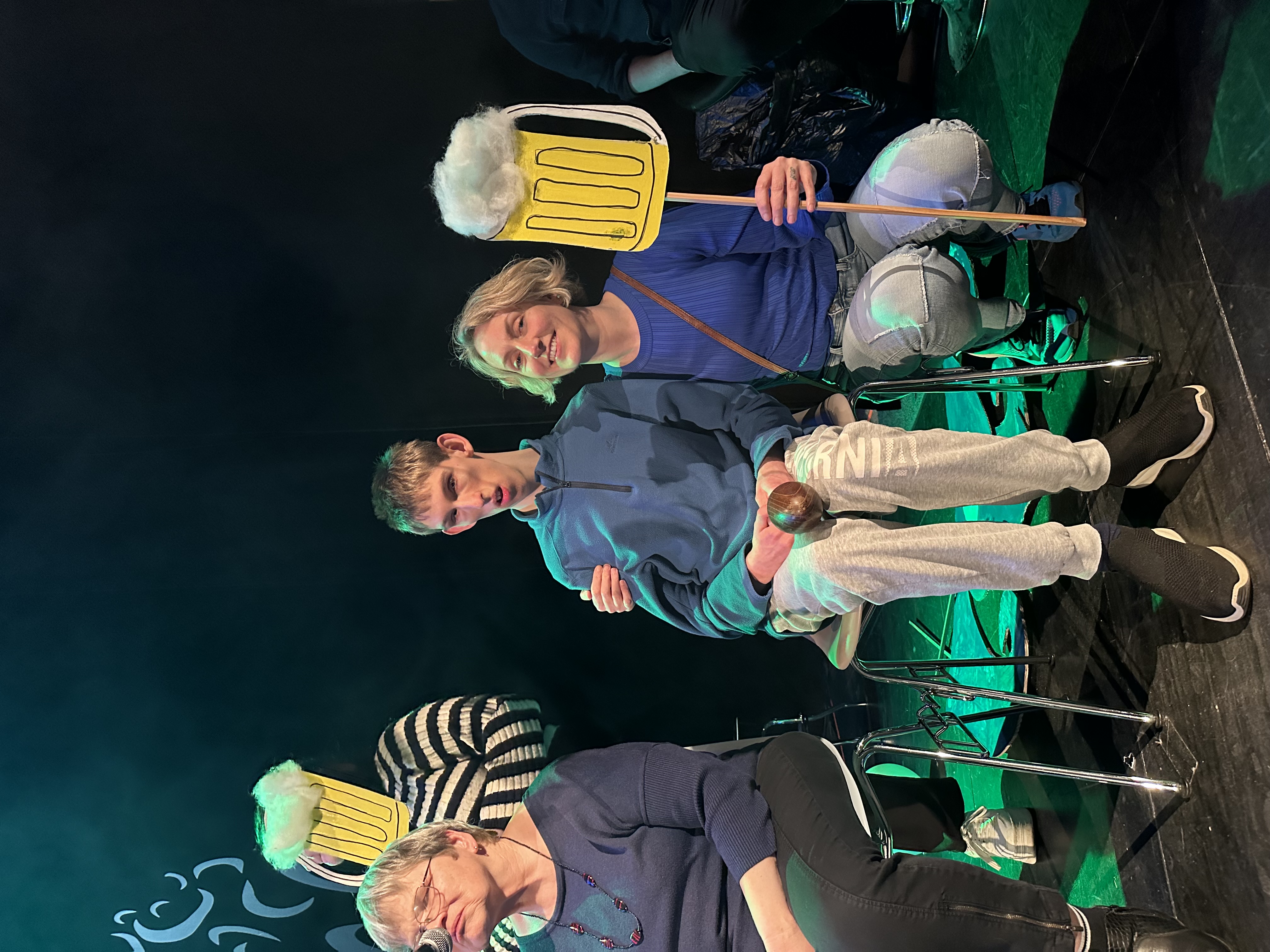 Blandt andre Ulla, Mateusz og Bénédicte var på scenen for at heppe. 