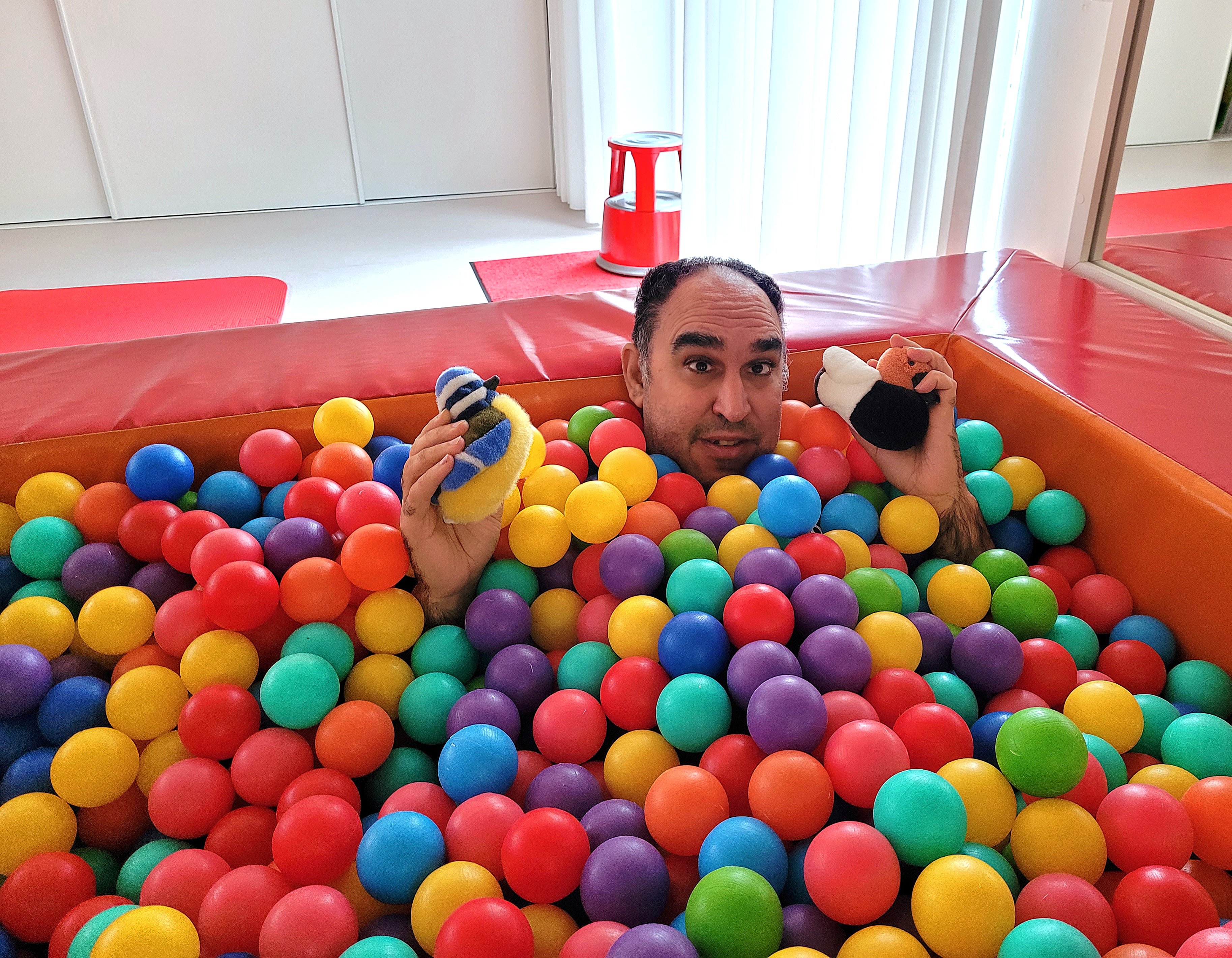 Yakup i boldbadet i snoezelhuset.