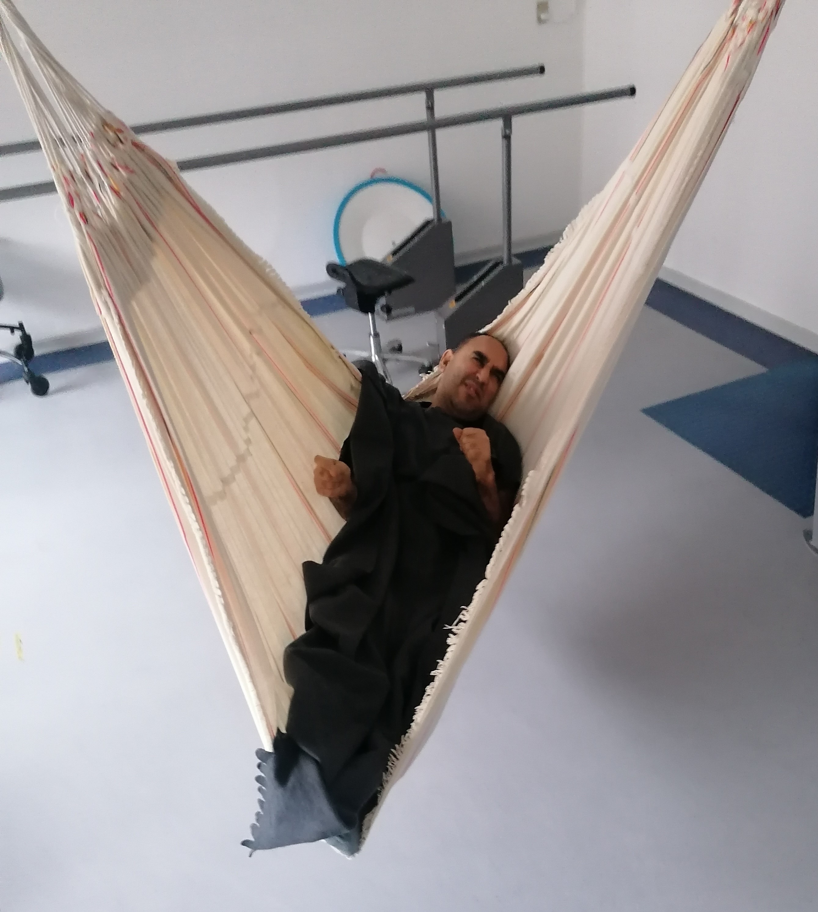 Yakup nyder afspænding i hængekøjen i motionsrummet