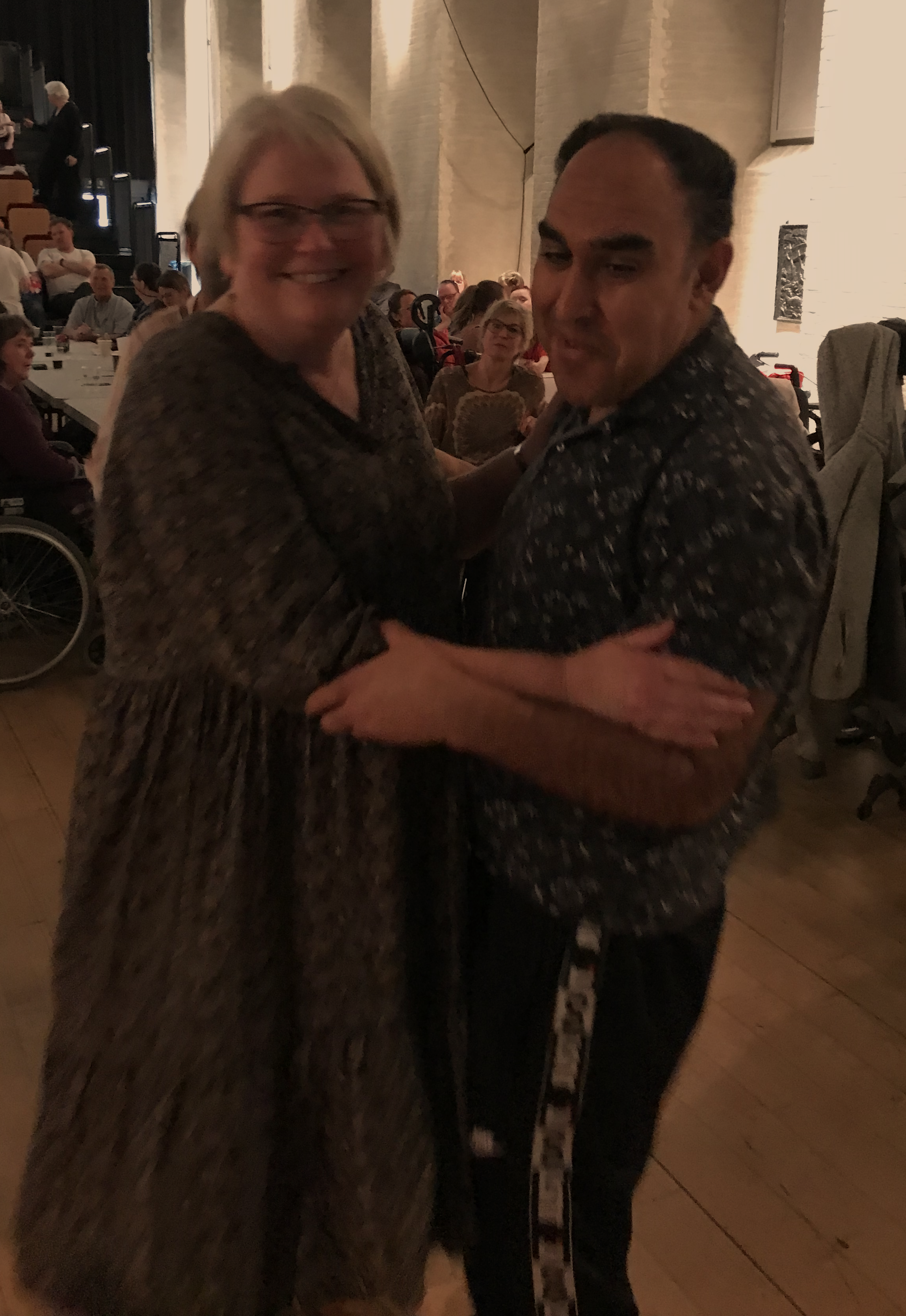 Yakup danser med sin ledsager Vibeke