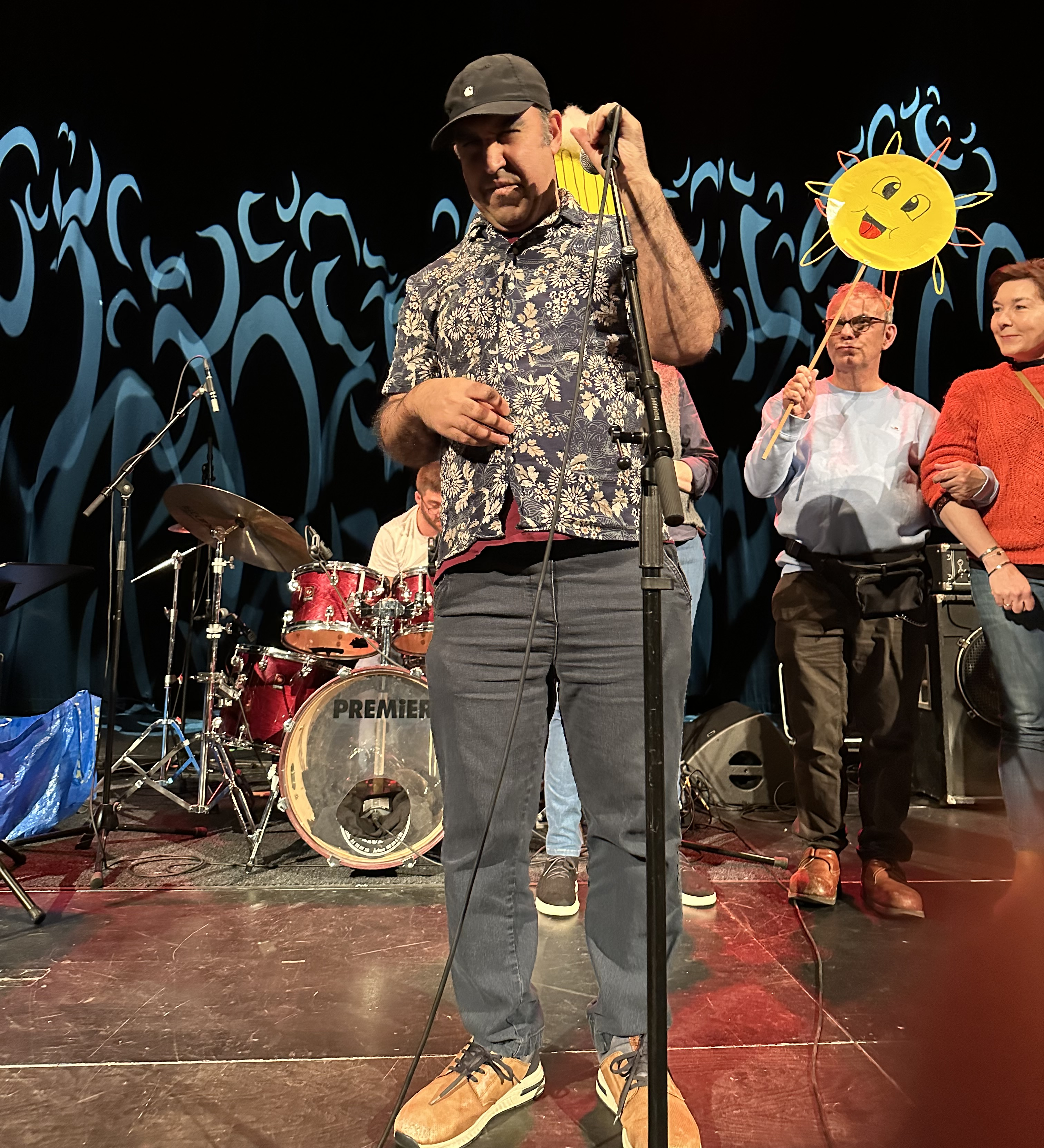 Yakup på scenen for at synge "Stik mig en øl". 