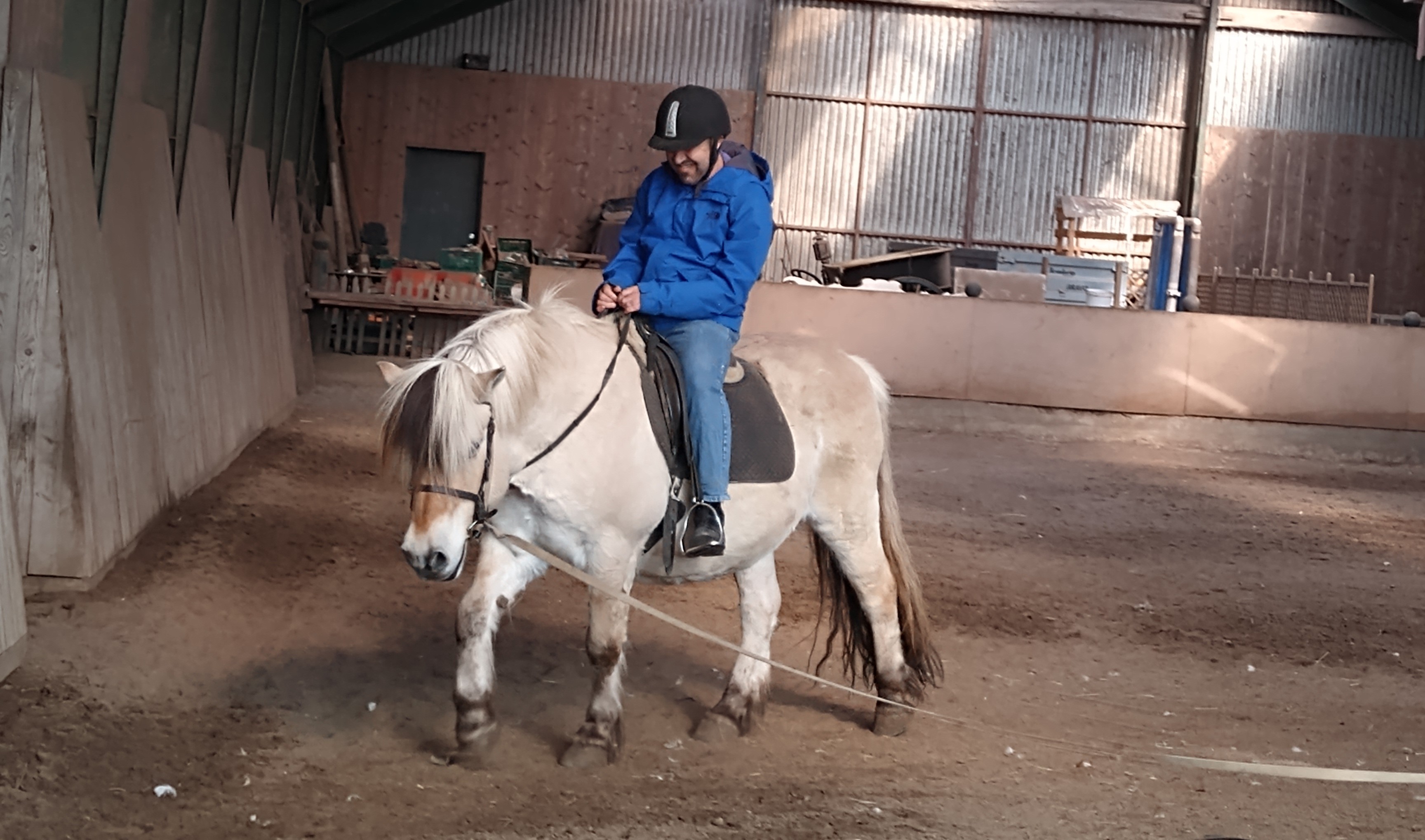 Yakup rider på hesten Magnus.