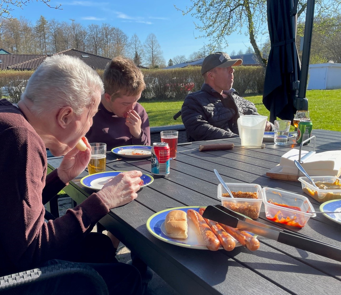 Årets første grillaften, hvor menuen stod på pølser og brød.