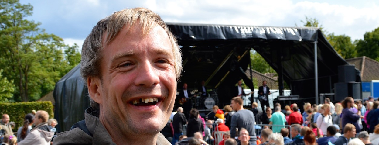 Billedet viser en glad beboer til festival.