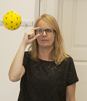Billede af Gitte, der træner sit syn med en prisme for øjet