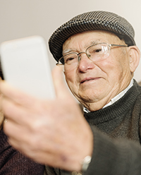 aeldre med mobil beskaaret.jpg